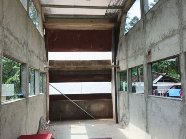 Bagian dalam rumah berbentuk Bus AKAP