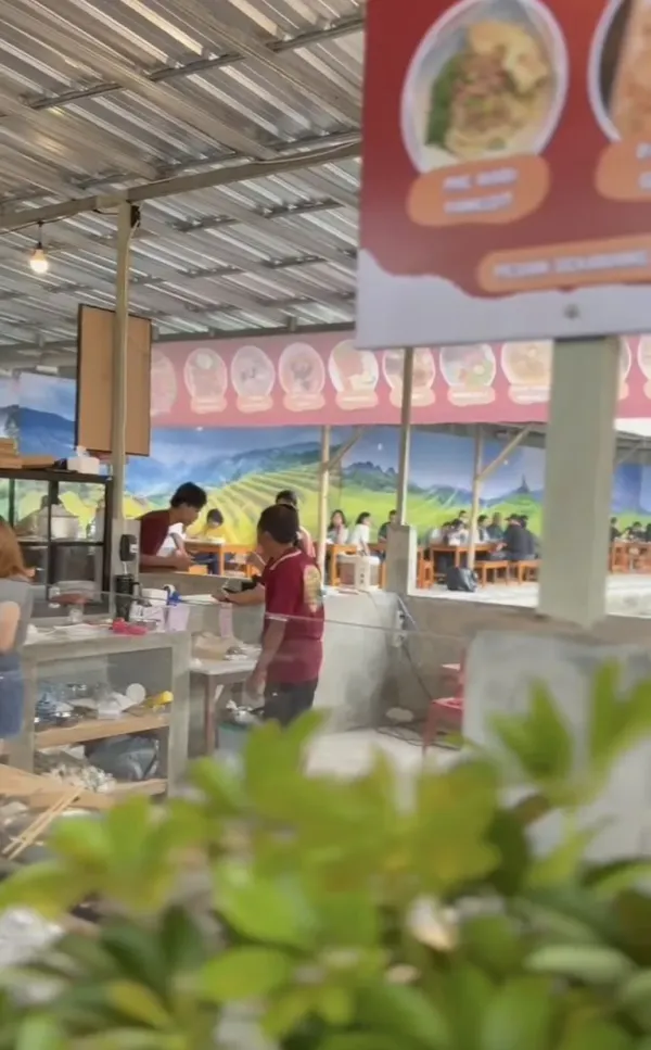 Warung Mie dan Babi Tepi Sawah