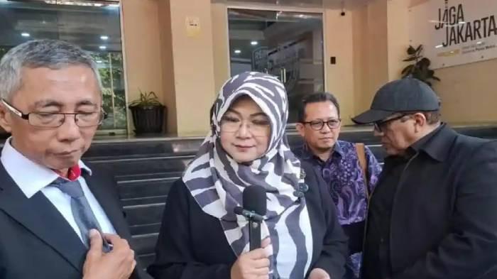 KESAL - Tersangka kasus tudingan ijazah palsu Presiden ke-7 RI Joko Widodo, Tifauzia Tyassuma atau Dokter Tifa saat di Mapolda Metro Jaya, Jakarta Selatan, Kamis (2/4/2026). Tifa baru-baru ini merasa kesal karena Rismon jadi saksi ahli di kasus ijazah Jokowi.