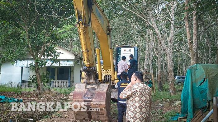 DISITA - Tim penyidik dari Kejaksaan Negeri Bangka Selatan ketika melakukan pengamanan aset di Kota Toboali, Jumat (24/4/2026). Aset disita merupakan milik tersangka Kurniawan Effendi Bong alias Afat selaku Direktur CV Teman Jaya.
