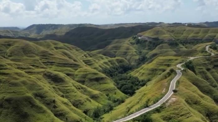 JALAN TERCANTIK -- Jalan tercantik di Indonesia ada di Tana Rara ,, Nusa Tengara Timur