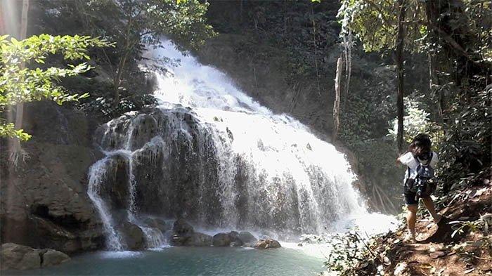 Air Terjun Lapopu di Pulau Sumba , NTT