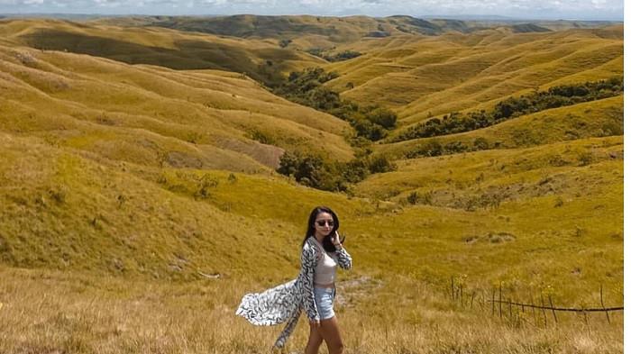 Wisatwan di bukit Wairinding Sumba Timur, Indonesia