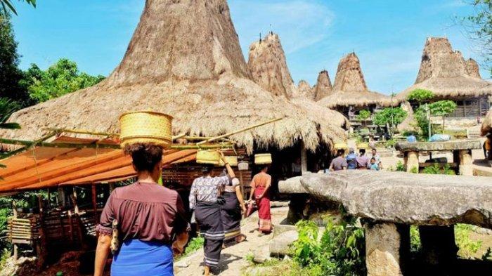 Aktivitas warga lokal di Kampung Tarung