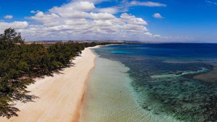 Pantai Puru Kambera di Sumba Timur