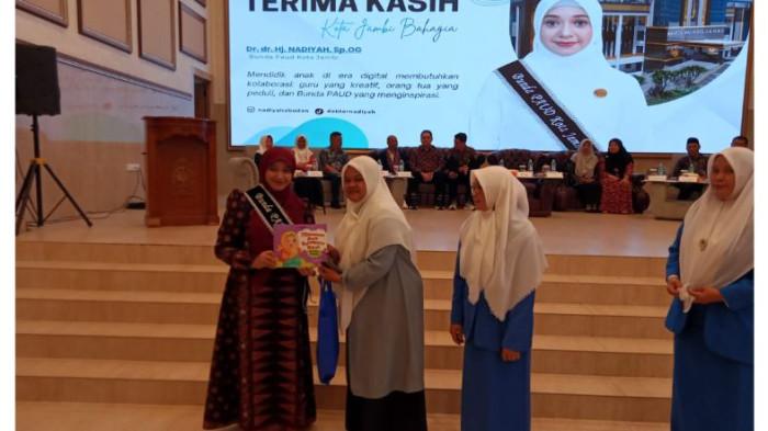 340 guru PAUD di Jambi dari berbagai wilayah mengikuti Workshop Peningkatan Kompetensi bertema “Transformasi Pembelajaran PAUD di Era Digital” yang digelar di Aula Kanaan Global School, Sabtu (25/4/2026). Bunda PAUD Kota Jambi, DR.dr Hj. Nadiyah Maulana, Sp.OG, yang hadir sebagai narasumber utama