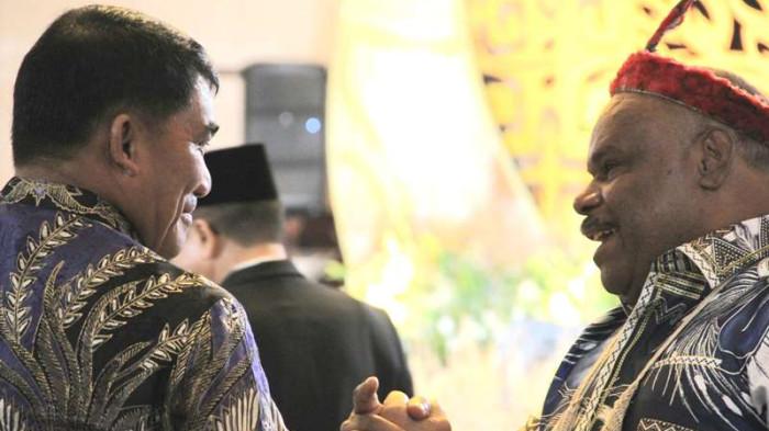 PENGHARGAAN: Gubernur Sulawesi Utara, Yulius Selvanus Komaling (YSK), menerima penghargaan bergengsi tingkat nasional dalam ajang National Governance Awards 2026 yang digelar di Jakarta, Jumat (24/10/2026).