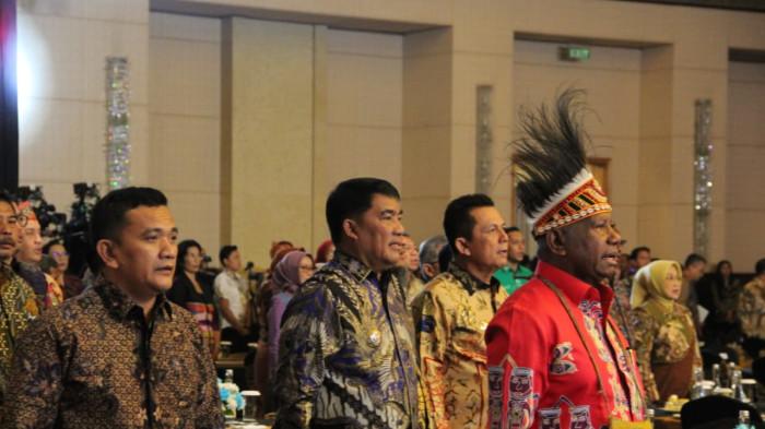 PENGHARGAAN:  Gubernur Sulawesi Utara, Yulius Selvanus Komaling (YSK), menerima penghargaan bergengsi tingkat nasional dalam ajang National Governance Awards 2026 yang digelar di Jakarta, Jumat (24/10/2026)