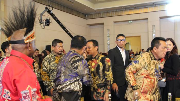PENGHARGAAN: Gubernur Sulawesi Utara, Yulius Selvanus Komaling (YSK), menerima penghargaan bergengsi tingkat nasional dalam ajang National Governance Awards 2026 yang digelar di Jakarta, Jumat (24/10/2026)