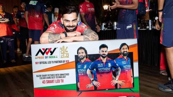 गुजरात टायटन्सविरुद्ध विजयानंतर आरसीबीच्या ड्रेसिंग रूममध्य वेगळे पुरस्कार मिळाले. यात एक स्मार्ट टीव्ही आणि एक स्मार्टफोटचा समावेश आहे. हे पुरस्कार आरसीबीच्या प्रायोजकांकडून मिळाले आहेत. (Photo: RCB)