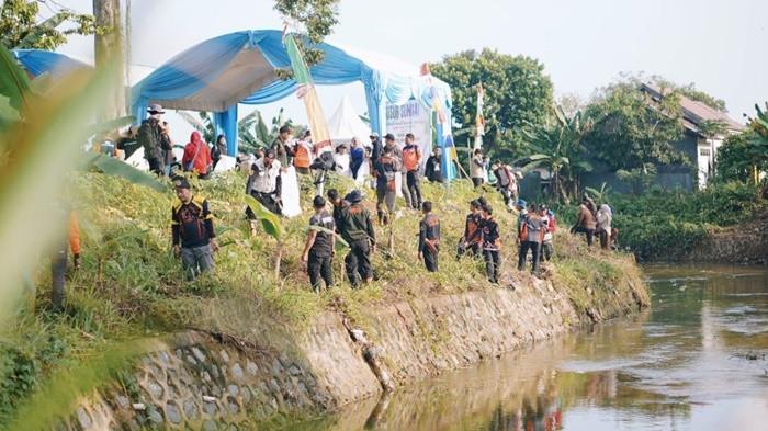 Wali Kota Banjarbaru Hj Lisa Halaby bersih sungai karet