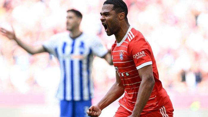 Gelandang Bayern Munich Jerman Serge Gnabry merayakan gol pembuka selama pertandingan sepak bola divisi pertama Jerman Bundesliga antara FC Bayern Munich dan Hertha Berlin di Munich, Jerman selatan pada 30 April 2023.Christof STACHE / AFP