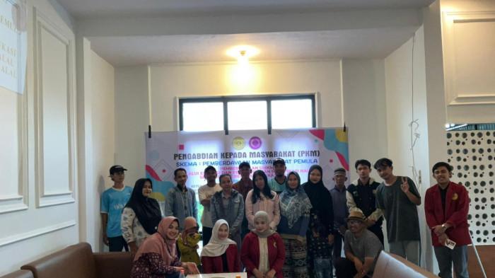 FOTO BERSAMA - Foto bersama pada kegiatan edukasi dan pendampingan sertifikasi halal berbasis aplikasi SIHALAL di Kafe QLA, Sabtu 25 April 2026. Kegiatan ini menyasar pelaku UMKM di wilayah Kubu Raya, khususnya di kawasan Parit Bugis dan sekitarnya.