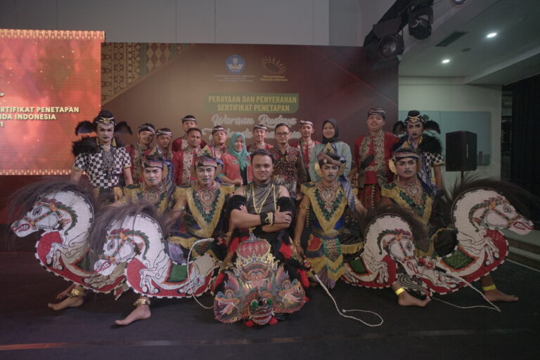 Kesenian Jaranan Tril Kabupaten Blitar memperoleh Penghargaan Penetapan Warisan Budaya Tak Benda Indonesia (WBTBI) dari Kemendikbud dan Ristekdikti RI pada Selasa (07/12/2021) di Jakarta.