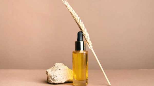 व्हीट जर्म ऑईल (Wheat Germ Oil) देखील व्हिटामिन ईचा चांगला सोर्स आहे. USDA च्या डेटानुसार १०० ग्रॅम व्हीट जर्म ऑईलमध्ये १४९ मिलीग्रॅम व्हिटामिन ई (alpha-tocopherol) आढळते. हे तेल गव्हाच्या आतील सर्वात पौष्टीक भागातीन काढले जाते. या नैसर्गिक ऑईलमध्ये व्हिटामिन ई आणि लिनोलिक एसिड सारखे गुड फॅटही असते. हे त्वचेसह केसांचे आरोग्य राखते. हे सलाड ड्रेसिंग आणि सुप आदीवर वरुन लावावे. या तेलास शिजवू नये. 