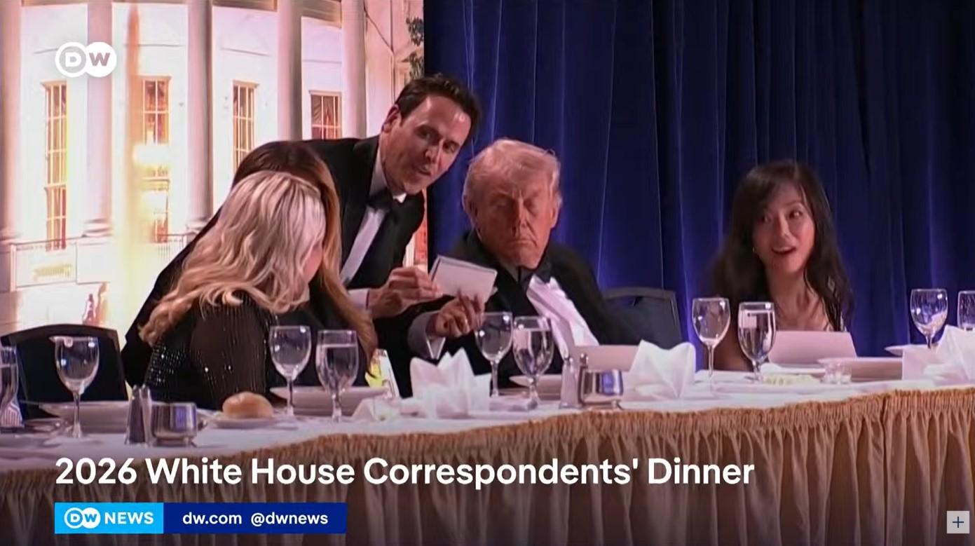 INSIDEN GEDUNG PUTIH - Tangkap layar YouTube DW News memperlihatkan Presiden AS Donald Trump menghadiri acara makan malam tahunan bersama para wartawan, Sabtu 25 April 2026. Trump digiring keluar tak lama setelah itu karena terdapat potensi ancaman.