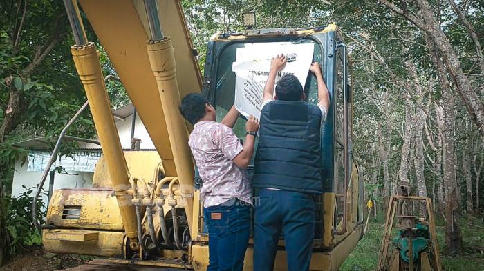 ASET BOS TIMAH DISITA JAKSA - Tim penyidik dari Kejaksaan Negeri Bangka Selatan ketika melakukan pengamanan aset di Kota Toboali, Jumat (24/4/2026). Aset disita merupakan milik tersangka Kurniawan Effendi Bong alias Afat selaku Direktur CV Teman Jaya.