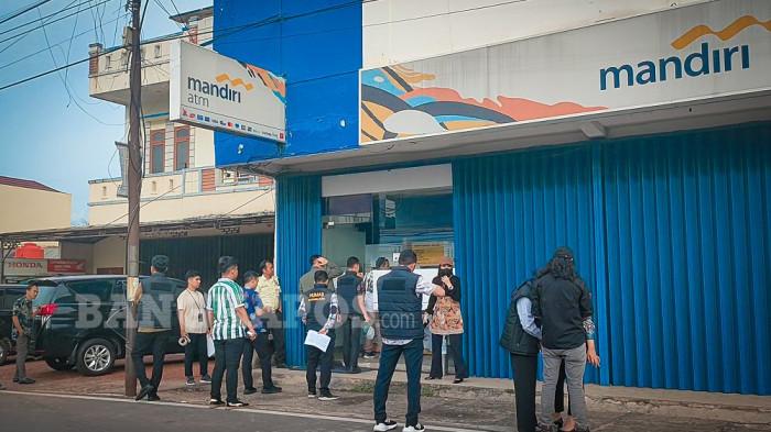 SEGEL ASET AFAT – Tim penyidik dari Kejaksaan Negeri Bangka Selatan ketika melakukan pengamanan aset ruko milik tersangka Kurniawan Effendi Bong alias Afat selaku Direktur CV Teman Jaya di Kota Toboali yang disewakan ke Bank Mandiri, terkait dengan dugaan tindak pidana korupsi tata kelola penambangan bijih timah oleh PT Timah Tbk bersama mitra usaha di wilayah Izin Usaha Pertambangan (IUP) Bangka Selatan periode 2015–2022, Jumat (24/4/2026).