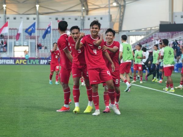 Pemain timnas U-23 Indonesia Komang Teguh merayakan golnya ke gawang Australia di Piala Asia U-23 2024