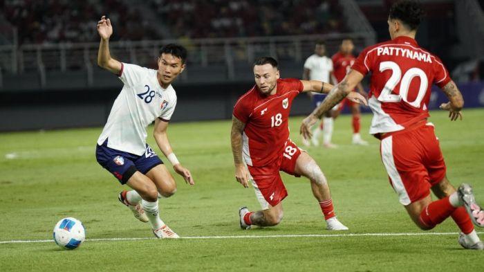 BELA TIMNAS - Gelandang Persib Bandung, Marc Klok (18), saat membela timnas Indonesia menghadapi Taiwan pada FIFA Matchday di Stadion Gelora Bung Tomo, Surabaya, Jawa Timur, Jumat (5/9/2025) malam.