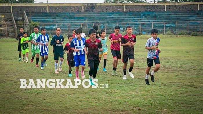 SELEKSI ATLET -- Askab PSSI Bangka Selatan ketika melakukan seleksi di Stadion Junjung Besaoh, Minggu (26/4/2026). Seleksi dilakukan untuk persiapan atlet porprov dan piala Soeratin U-13.