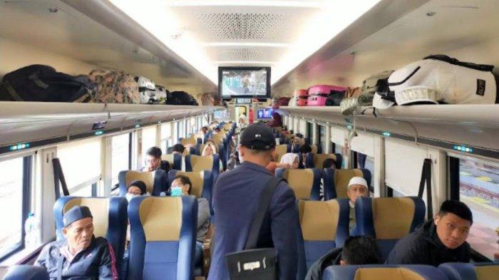 KA TAMBAHAN LEBARAN - Suasana penumpang kereta api yang melewati jalur stasiun wilayah KAI Daop 7 Madiun, Jumat (20/2/2026). Untuk mengantisipasi lonjakan pemudik pada Lebaran 2026, KAI mengoperasikan 10 kereta tambahan.