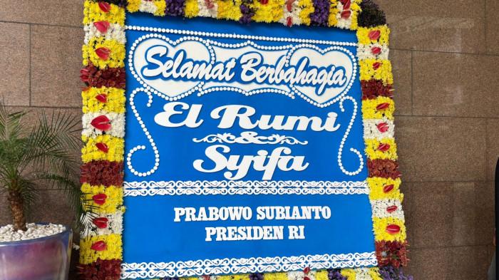 PERNIKAHAN EL RUMI - Karangan bunga dari Presiden RI, Prabowo Subianto untuk El Rumi dan Syifa Hadju di Hotel Raffles Jakarta, Setiabudi, Jakarta Selatan pada Minggu (26/4/2026).