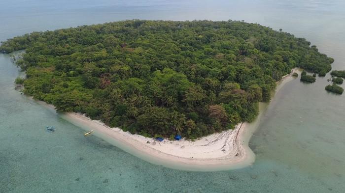 PERMATA TERSEMBUNYI - Penampakan Pulau Penyamuk yang diambil dari ketinggian di perairan Belitung Timur, Minggu (26/4/2026). Pulau tak berpenghuni ini bisa menjadi destinasi favorit wisatawan untuk melakukan aktivitas berkemah, memancing, hingga bermain paddle board karena keasrian ekosistemnya yang masih terjaga serta menawarkan ketenangan jauh dari aktivitas perkotaan.