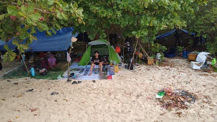 PERMATA TERSEMBUNYI - Penampakan Pulau Penyamuk yang diambil dari ketinggian di perairan Belitung Timur, Minggu (26/4/2026). Pulau tak berpenghuni ini bisa menjadi destinasi favorit wisatawan untuk melakukan aktivitas berkemah, memancing, hingga bermain paddle board karena keasrian ekosistemnya yang masih terjaga serta menawarkan ketenangan jauh dari aktivitas perkotaan.