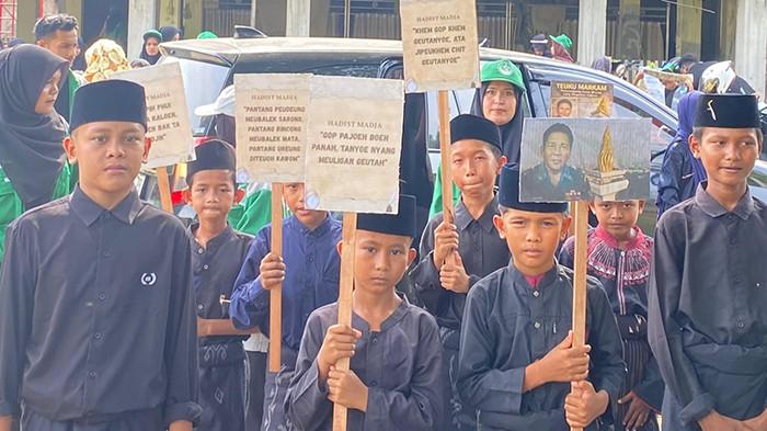 PAWAI TAARUF - Peserta pawai taaruf berbaris pada kegiatan digelar Mahasiswa Kuliah Pengabdian Masyarakat (KPM) Angkatan XXXVI Perguruan Tinggi Islam Al-Hilal Sigli di Kecamatan Tiro, Pidie, Minggu (26/4/20260.