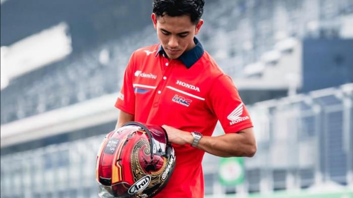 HELM BALAP - Pebalap Moto2 asal Indonesia, Mario Aji meluncurkan helm balap musim 2026 dengan desain bernuansa Batik Magetan, Jawa Timur, Jumat (28/2/2026).