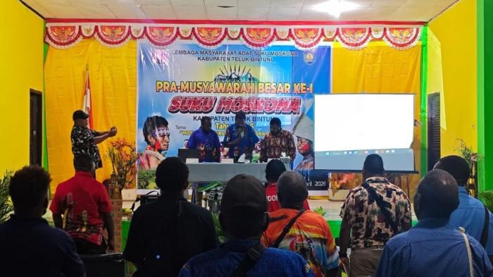 BINTUNI - Kegiatan Pra Musyawarah Besar (Pra-Mubes) Suku Moskona tahun 2026 resmi ditutup pada Sabtu (25/4/2026) Malam Acara penutupan berlangsung dengan suasana penuh kebersamaan dan harapan untuk pelaksanaan Mubes yang lebih baik ke depan. Sabtu, (25/4/2026)