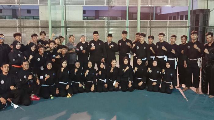 PERSIAPAN MATANG — Ketua IPSI Surabaya, Bambang Haryo Soekartono meninjau langsung pemusatan latihan di Surabaya, Sabtu (25/4/2026). Ikatan Pencak Silat Indonesia (IPSI) Kota Surabaya membidik gelar juara umum pada ajang Kejuaraan Provinsi (Kejurprov) Jawa Timur yang digelar pertengahan Mei 2026.