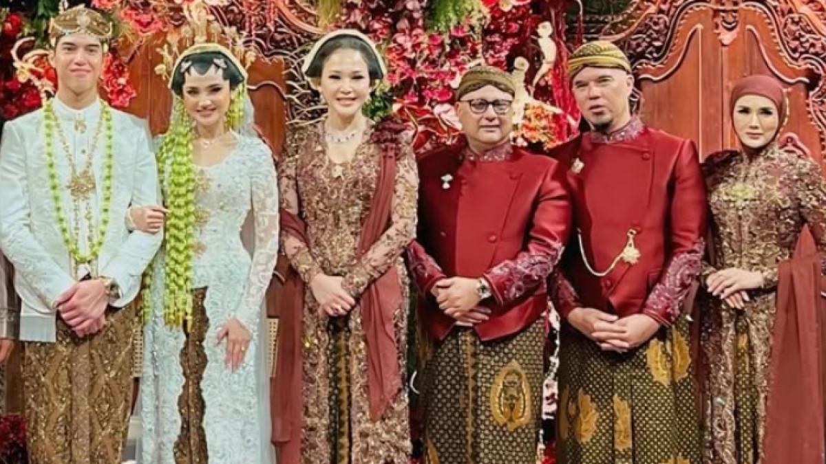 PERNIKAHAN EL SYIFA - El Rumi resmi menikahi Syifa Hadju pada Minggu (26/4/2026). Irwan Mussry dan Mulan Jameela sama-sama naik pelaminan dampingi pasangan.