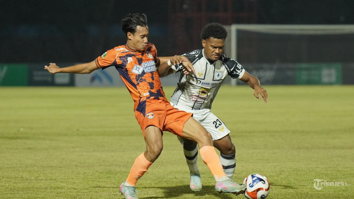 BEREBUT BOLA - Pesepak bola Kendal Tornado FC, Akbar Firmansyah berebut bola dengan pesepak bola Persipura, Ramai Rumakiek dalam pertandingan Liga 2 di Stadion Manahan, Solo, Minggu (1/3/2026). Persipura kalah dengan skor 2-1 atas tuan rumah Kendal Tornado FC. Tribun Solo/Muhammad Nursina