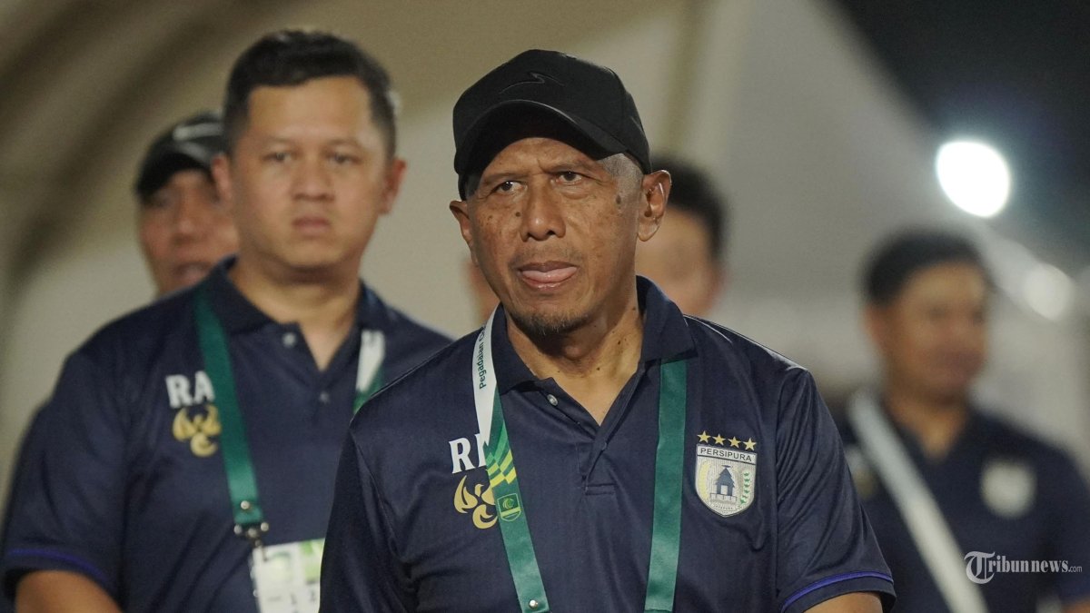 LIGA 2 - Ekspresi pelatih Persipura Jayapura, Rahmad Darmawan dalam pertandingan Liga 2 melawan Kendal Tornado FC di Stadion Sriwedari, Solo, Minggu (1/3/2026) malam. Persipura kalah dengan skor 2-1 atas tuan rumah Kendal Tornado FC. Tribun Solo/Muhammad Nursina