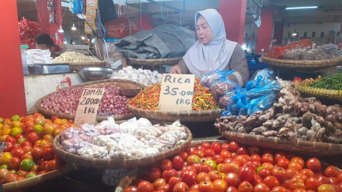 HARGA CABAI - Pedagang di Pasar Bersehati Manado. Harga cabai di Pasar Bersehati Manado terus mengalami penurunan dalam beberapa waktu terakhir.