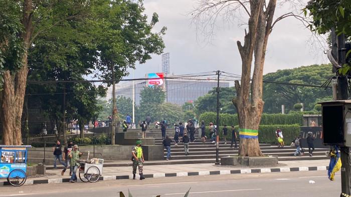 TERDAMPAK DEMO - Masyarakat yang sedang berolahraga di Lapangan Gasibu dibubarkan, buntut dari demo di Jalan Dipenogoro, Kota Bandung, Sabtu (30/8/2025)