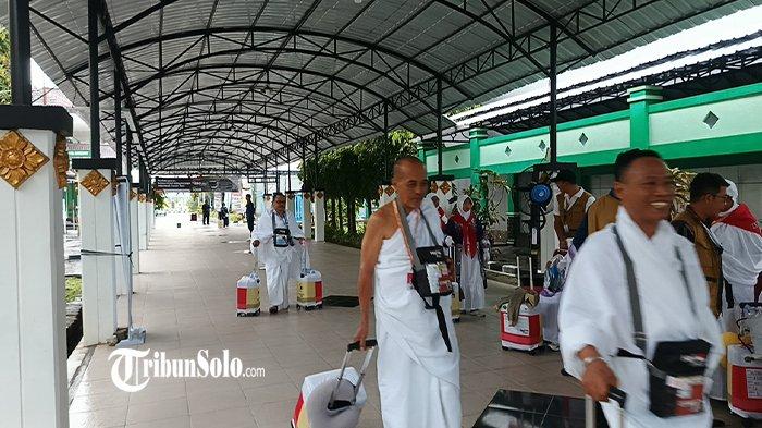 KEBERANGKATAN JEMAAH HAJI - Ilustrasi uasana jelang keberangkatan jemaah calon haji Embarkasi Solo. Sebanyak empat kelompok terbang (kloter) calon jamaah haji (CJH) asal wilayah Pantura dan Grobogan mulai tiba di Asrama Haji Donohudan, Kabupaten Boyolali, pada Minggu (26/4/2026).