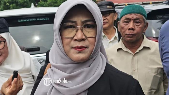 SAKSI AHLI - Dalam foto: Tifauzia Tyassuma Dokter Tifa hadir sebagai saksi ahli dalam sidang CLS ijazah Jokowi yang digelar di Pengadilan Negeri Surakarta pada Selasa (24/2/2026). 