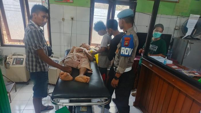 PATAH TULANG - Personel Polsek Pekutatan saat menindaklanjuti peristiwa lakalantas yang sebabkan pemotor alami patah tulang di bagian belikat kiri usai jadi korban tabrak lari di Jalan Raya Denpasar-Gilimanuk wilayah Desa Gumbrih, Kecamatan Pekutatan, Jembrana, Minggu 26 April 2026.
