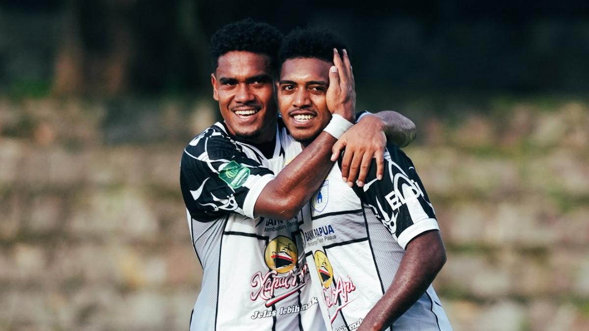CHAMPIONSHIP - Para pemain Persipura Jayapura melakukan selebrasi setelah menjebol gawang Persipal Palu di Stadion Sriwedari, Solo, Jawa Tengah, Minggu, 26 April 2026.