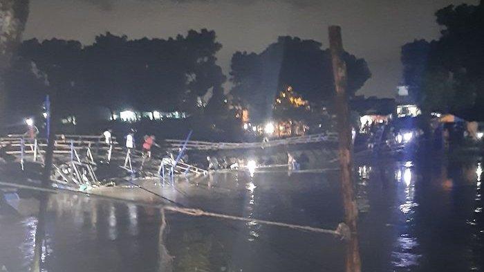 JEMBATAN RUSAK - Kondisi Jembatan Gantung Cijeruk yang menghubungkan Baleendah-Bojongsoang di Kabupaten Bandung setelah tersapu air, Jumat (23/5/2025) malam.