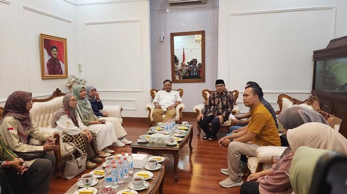 AUDIENSI - Orangtua korban Little Aresha Daycare menemui Hasto Wardoyo di Rumah Dinas Wali Kota Yogyakarta, Minggu (26/4/2026) sore.