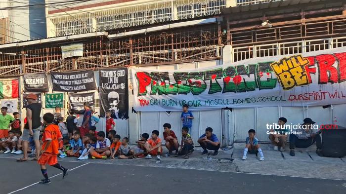 WARGA ANTUSIAS MENYAKSIKAN LIGA AKAMSI - Warga antusias menyaksikan Liga Akamsi yang digelar di  Gang Kiara 5 RW 05, Jembatan Lima, Tambora, Jakarta Barat atau di dekat Pasar Buah Angke pada Minggu (26/4/2026) sore.TRIBUNJAKARTA.COM/ELGA PUTRA0