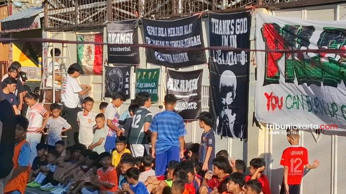 Warga antusias menyaksikan Liga Akamsi yang digelar di  Gang Kiara 5 RW 05, Jembatan Lima, Tambora, Jakarta Barat atau di dekat Pasar Buah Angke pada Minggu (26/4/2026) sore.TRIBUNJAKARTA.COM/ELGA PUTRA0