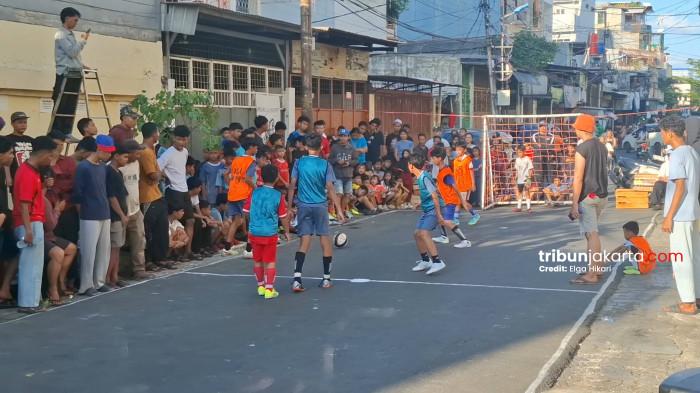 LIGA AKAMSI JALANAN - Jalanan di Gang Kiara 5 RW 05, Jembatan Lima, Tambora, Jakarta Barat pada Minggu (26/4/2026) sore diubah layaknya arena street soccer di negara Brazil. TRIBUNJAKARTA.COM/ELGA PUTRA