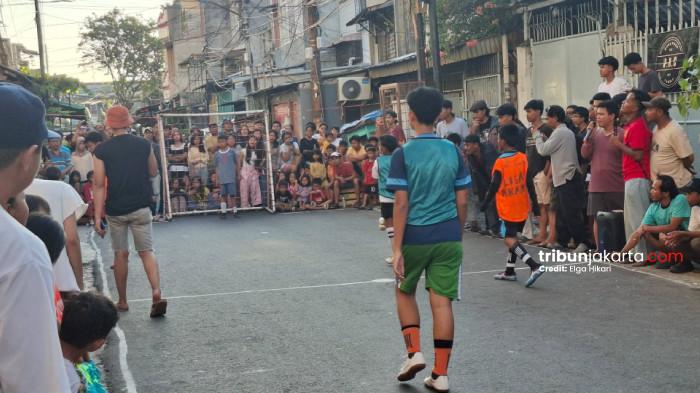 LIGA AKAMSI - Jalanan di Gang Kiara 5 RW 05, Jembatan Lima, Tambora, Jakarta Barat pada Minggu (26/4/2026) sore diubah layaknya arena street soccer di negara Brazil. TRIBUNJAKARTA.COM/ELGA PUTRA