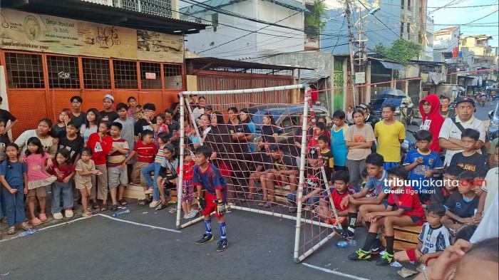 KIPER LIGA AKAMSI -Jalanan di Gang Kiara 5 RW 05, Jembatan Lima, Tambora, Jakarta Barat pada Minggu (26/4/2026) sore diubah layaknya arena street soccer di negara Brazil. TRIBUNJAKARTA.COM/ELGA PUTRA