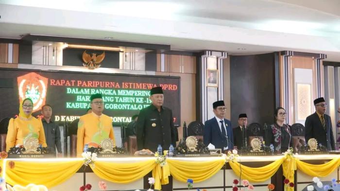 HUT GORUT - Gubernur Gorontalo, Gusnar Ismail, bersama Bupati dan Wakil Bupati serta Ketua DPRD Gorontalo dalam rapat paripurna istimewa HUT Ke-19 Kabupaten Gorontalo Utara, Minggu (26/4/2026). 